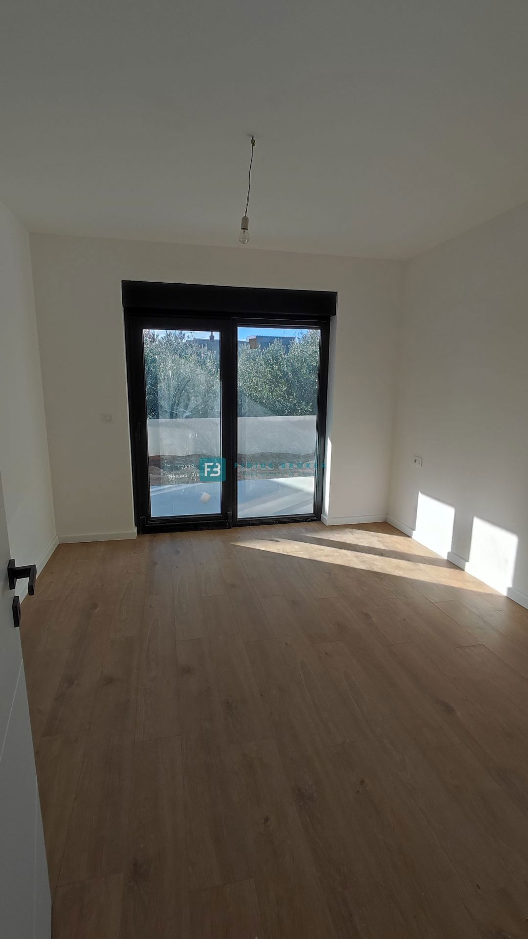 TRIBUNJ, novogradnja, pritličje, 350 m od morja, vrt 121 m2