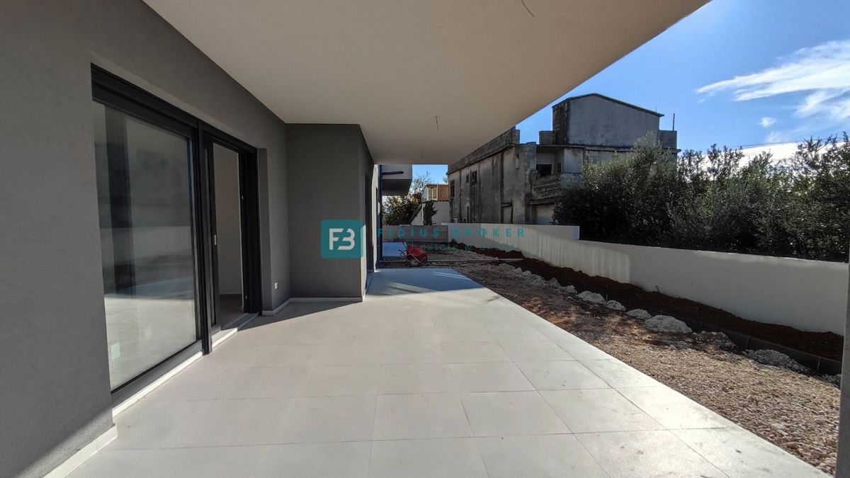 TRIBUNJ, novogradnja, pritličje, 350 m od morja, vrt 121 m2