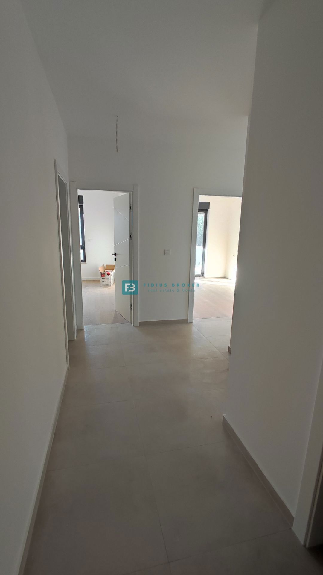 TRIBUNJ, novogradnja, pritličje, 350 m od morja, vrt 121 m2