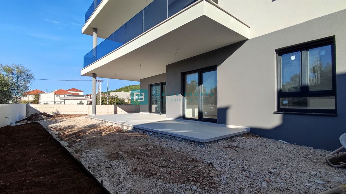 TRIBUNJ, novogradnja, pritličje, 350 m od morja, vrt 121 m2