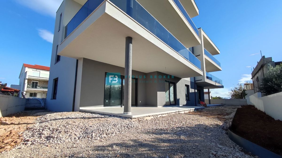 TRIBUNJ, novogradnja, pritličje, 350 m od morja, vrt 121 m2