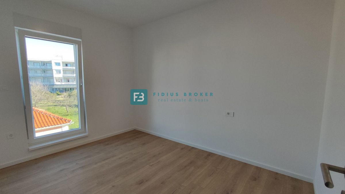 SRIMA, novo, 2. vrsta do morja, dvoetažno stanovanje, strešna terasa, S7