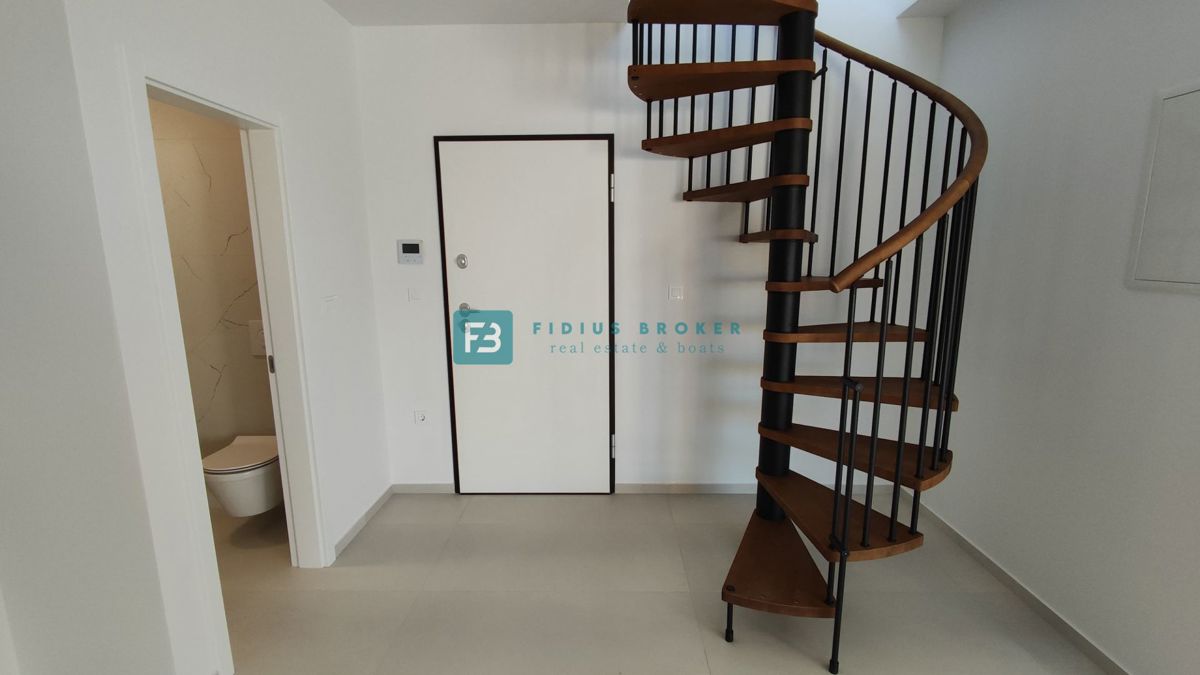 SRIMA, novo, 2. vrsta do morja, dvoetažno stanovanje, strešna terasa, S7