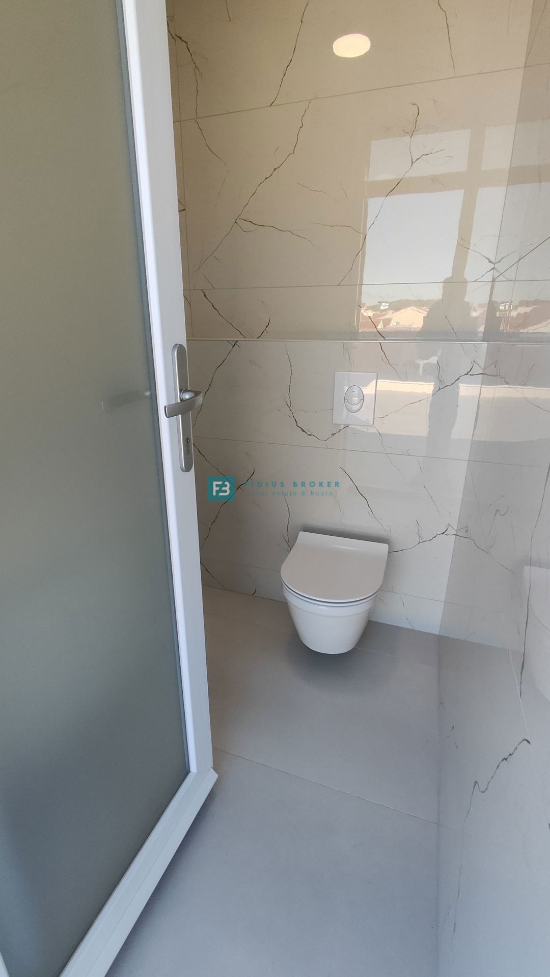 SRIMA, novo, 2. vrsta do morja, dvoetažno stanovanje, strešna terasa, S7