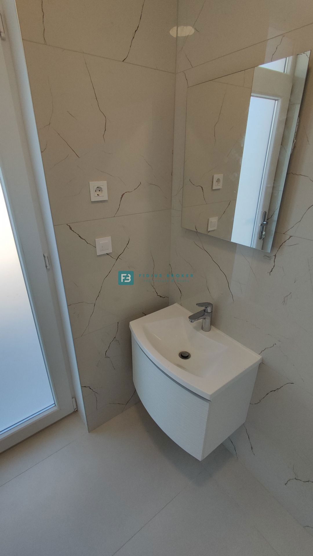 SRIMA, novo, 2. vrsta do morja, dvoetažno stanovanje, strešna terasa, S7