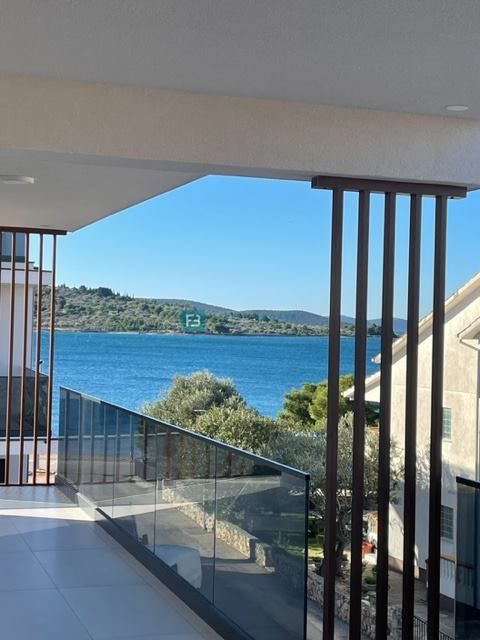 SRIMA, novo, 2. vrsta do morja, dvoetažno stanovanje, strešna terasa, S7