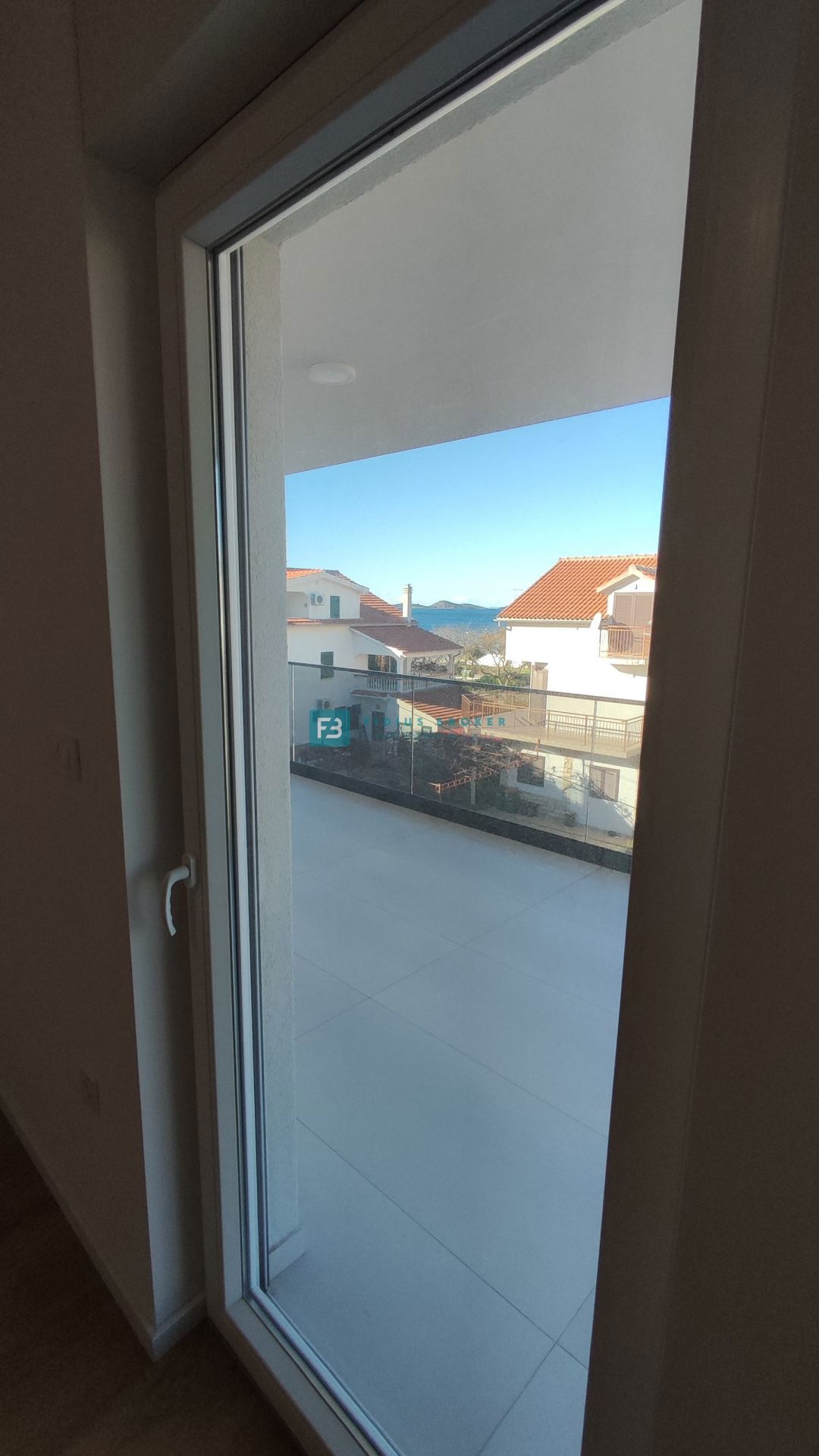 SRIMA, novo, 2. vrsta do morja, dvoetažno stanovanje, strešna terasa, S7