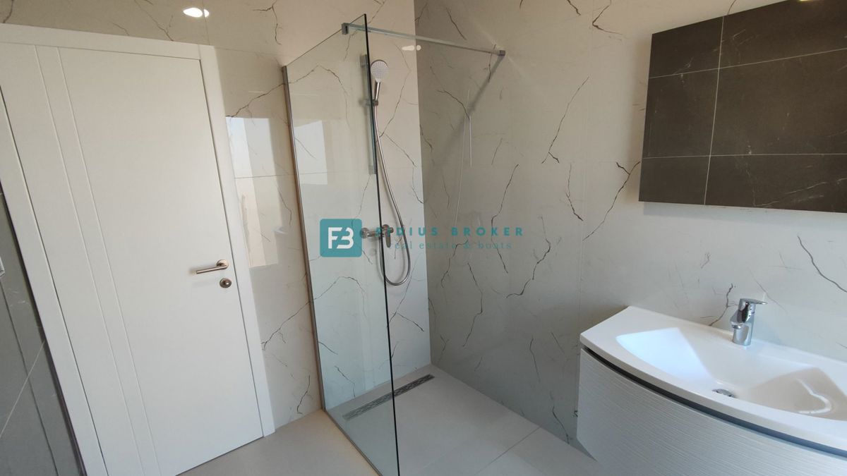 SRIMA, novo, 2. vrsta do morja, dvoetažno stanovanje, strešna terasa, S7