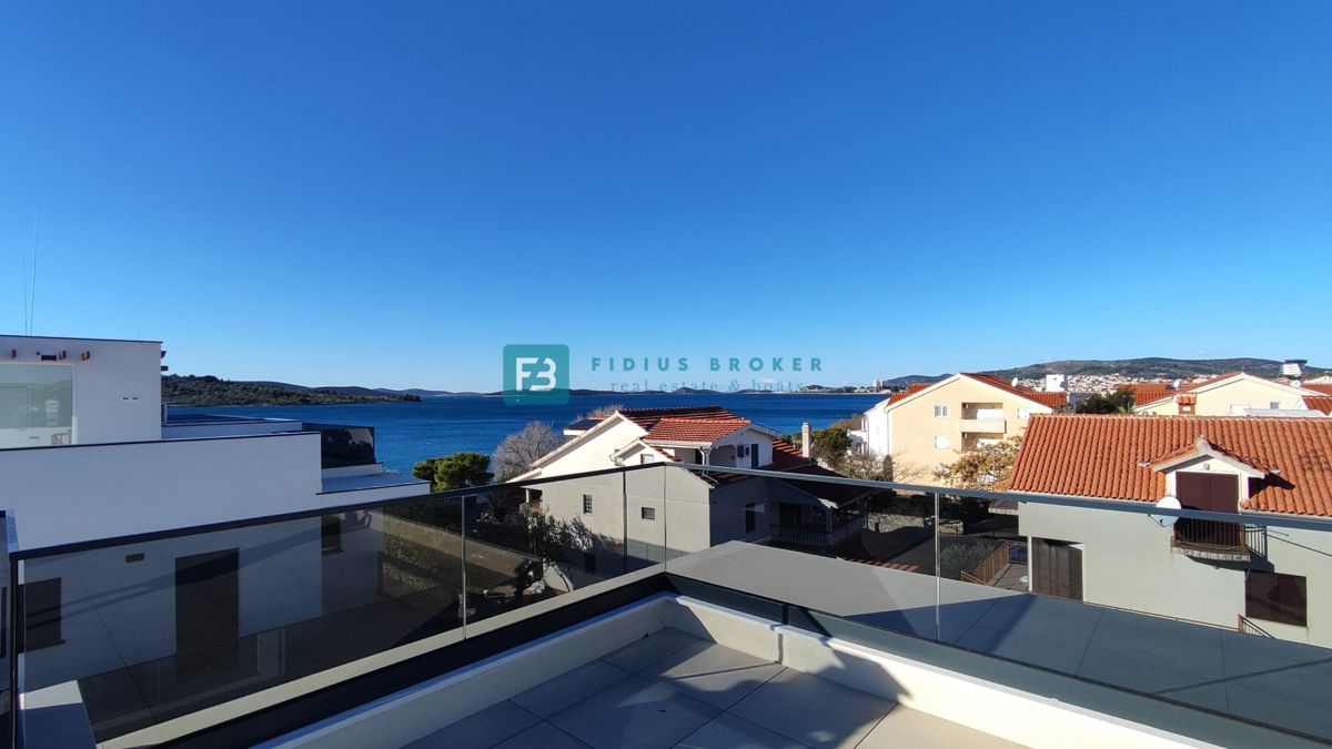 SRIMA, novo, 2. vrsta do morja, dvoetažno stanovanje, strešna terasa, S7