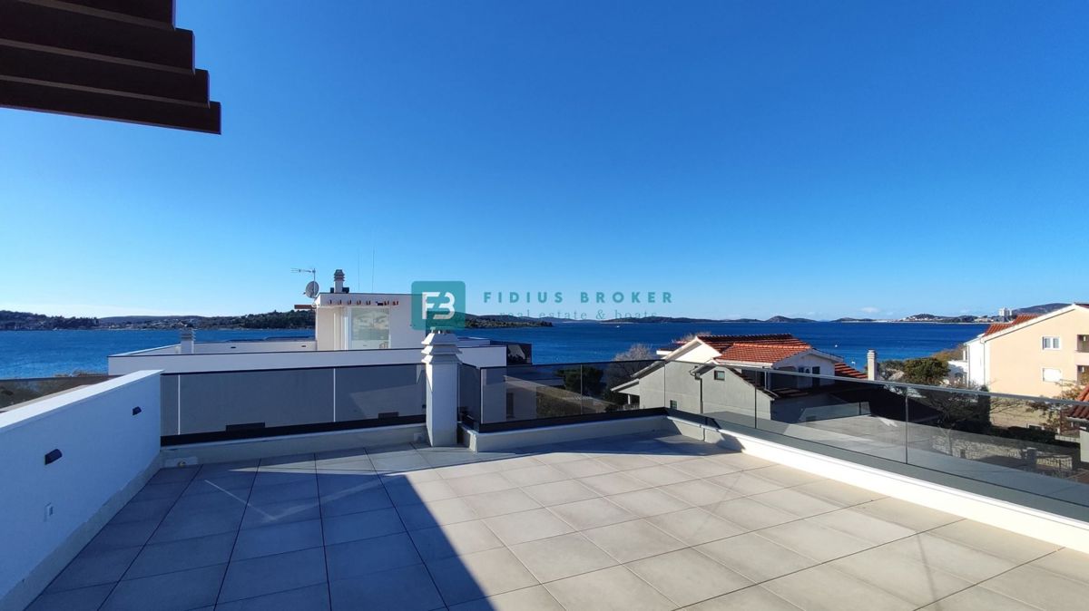 SRIMA, novo, 2. vrsta do morja, dvoetažno stanovanje, strešna terasa, S7