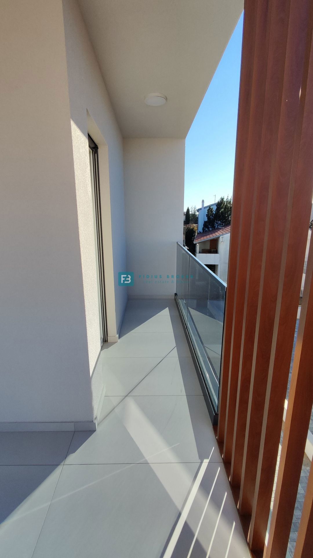 SRIMA, novo, 2. vrsta do morja, dvoetažno stanovanje, strešna terasa, S7