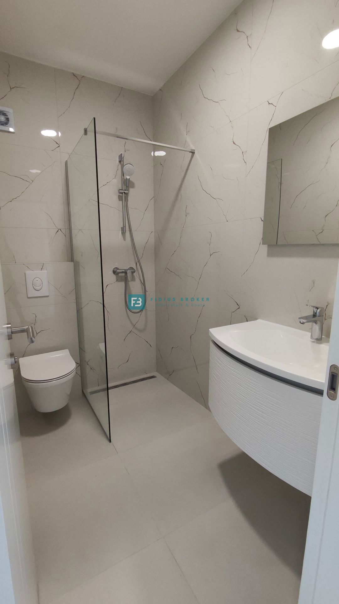 SRIMA, novo, 2. vrsta do morja, dvoetažno stanovanje, strešna terasa, S7