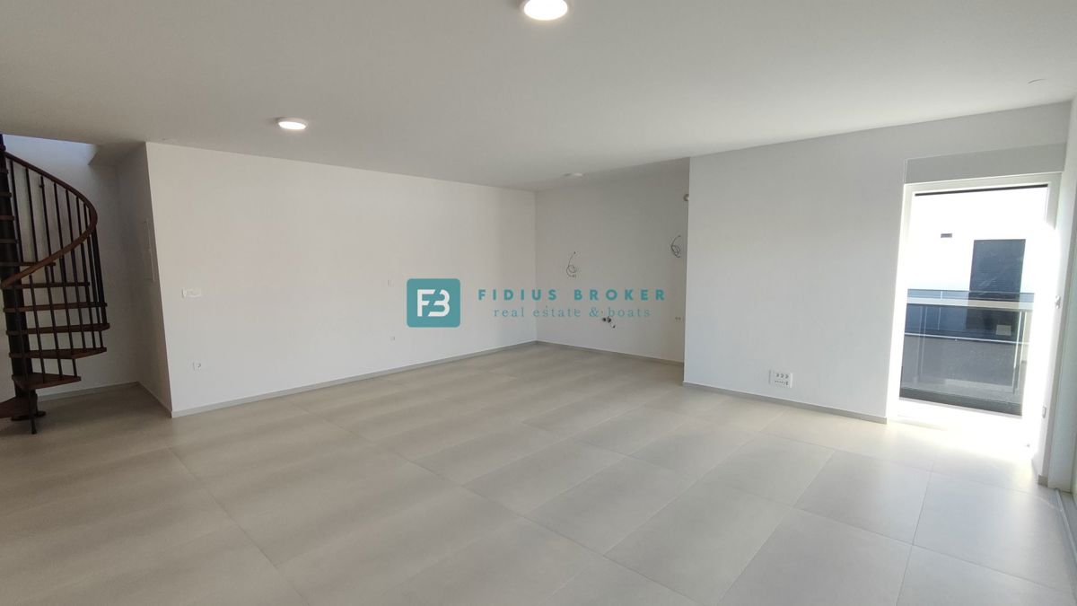 SRIMA, novo, 2. vrsta do morja, dvoetažno stanovanje, strešna terasa, S7