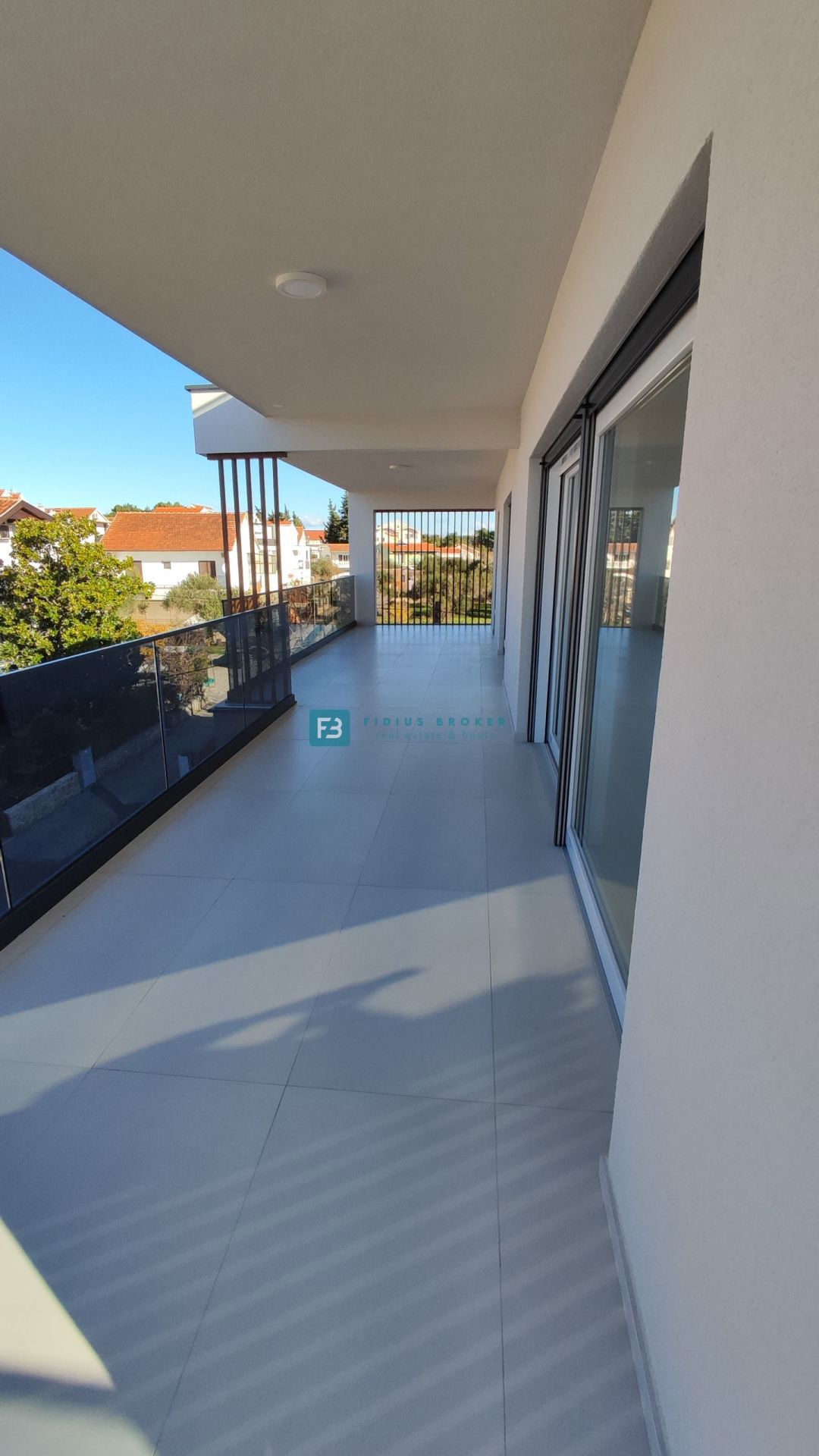 SRIMA, novo, 2. vrsta do morja, dvoetažno stanovanje, strešna terasa, S7