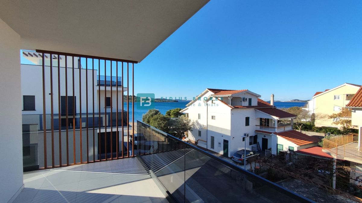 SRIMA, novo, 2. vrsta do morja, dvoetažno stanovanje, strešna terasa, S7