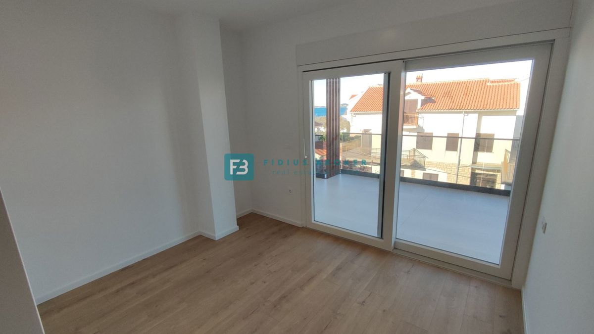 SRIMA, novo, 2. vrsta do morja, dvoetažno stanovanje, strešna terasa, S7