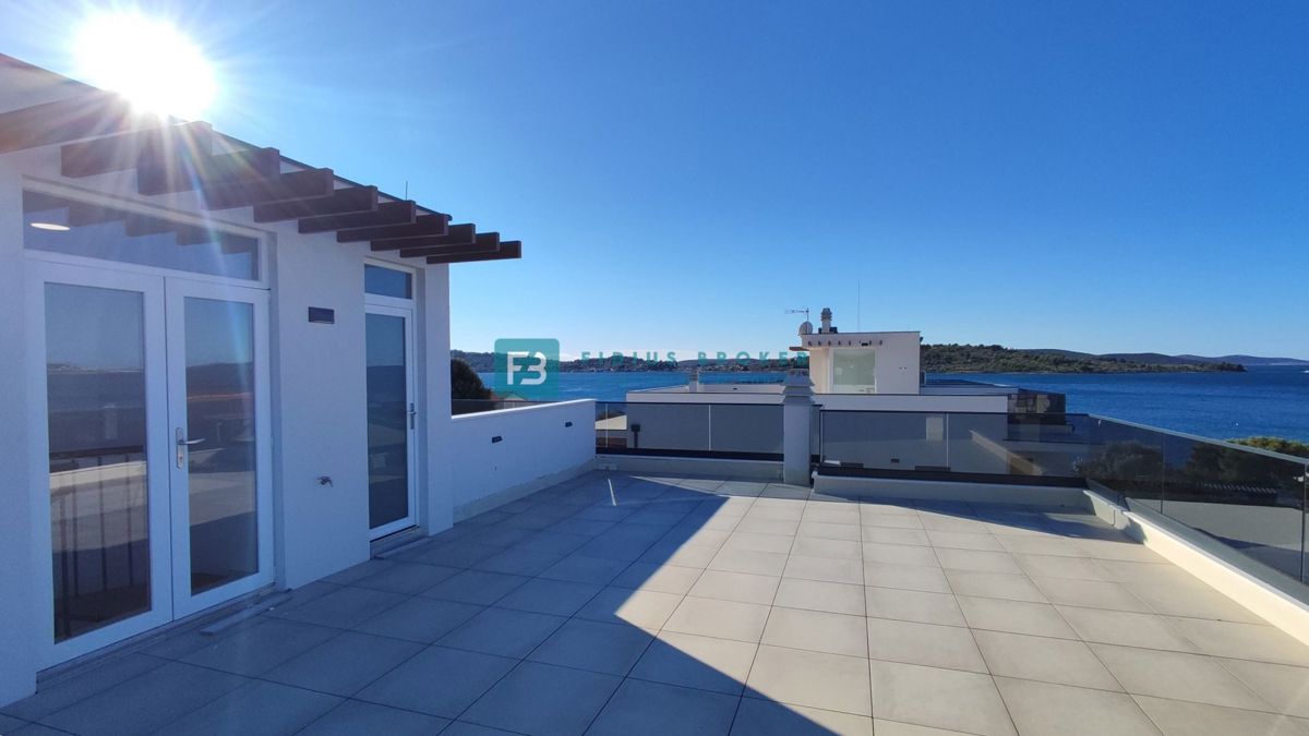 SRIMA, novo, 2. vrsta do morja, dvoetažno stanovanje, strešna terasa, S7