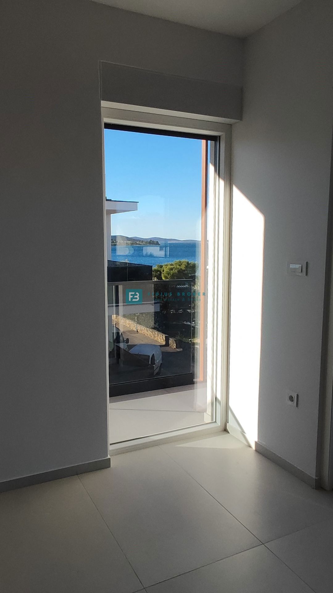 SRIMA, novo, 2. vrsta do morja, dvoetažno stanovanje, strešna terasa, S7