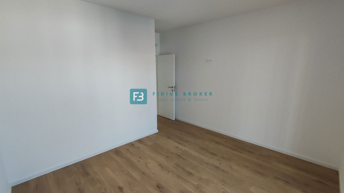 SRIMA, novo, 2. vrsta do morja, dvoetažno stanovanje, strešna terasa, S7