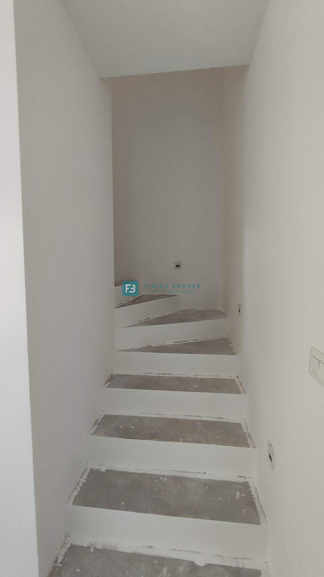 VODICE, novogradnja, dvonadstropno stanovanje, vrt 40 m2, S4