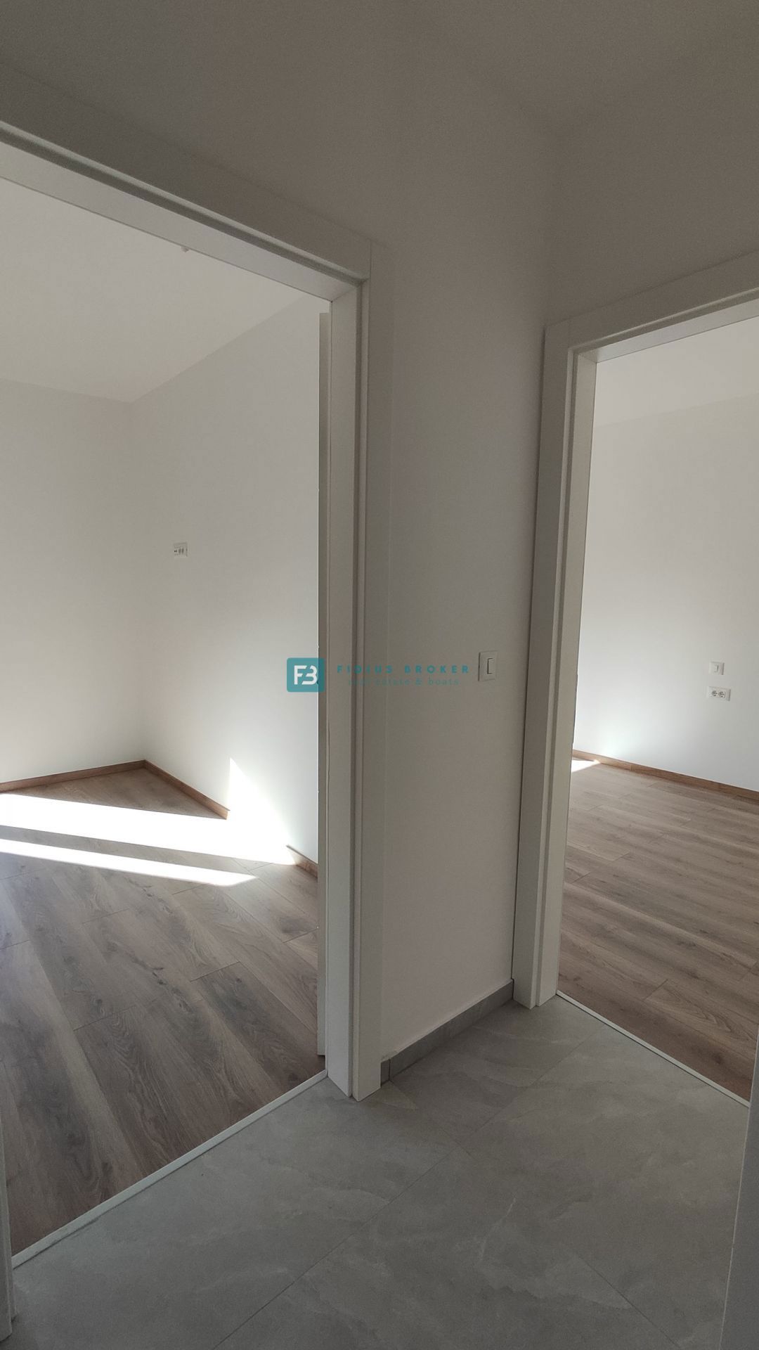 VODICE, novogradnja, dvonadstropno stanovanje, vrt 40 m2, S4