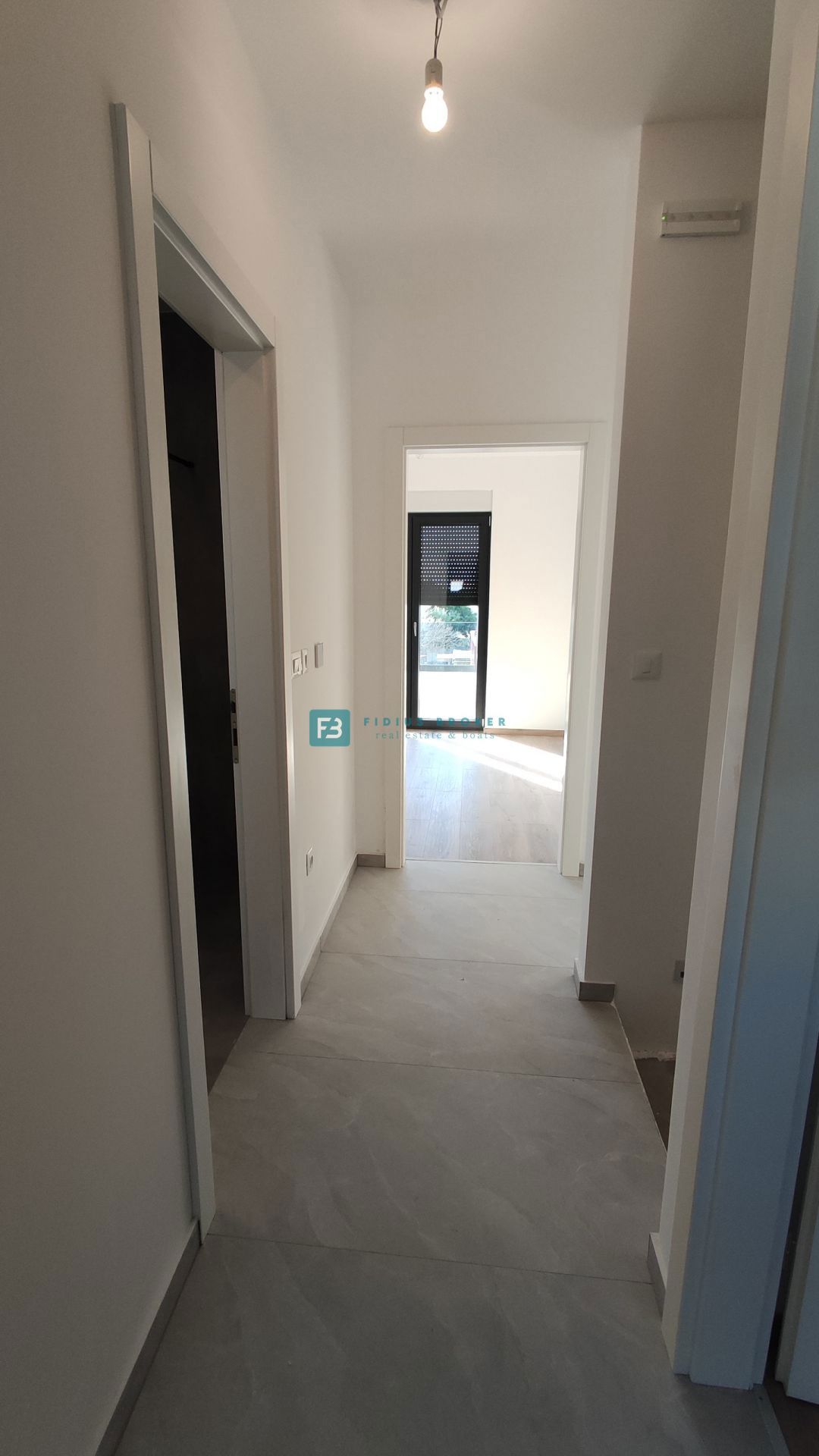 VODICE, novogradnja, dvonadstropno stanovanje, vrt 40 m2, S4
