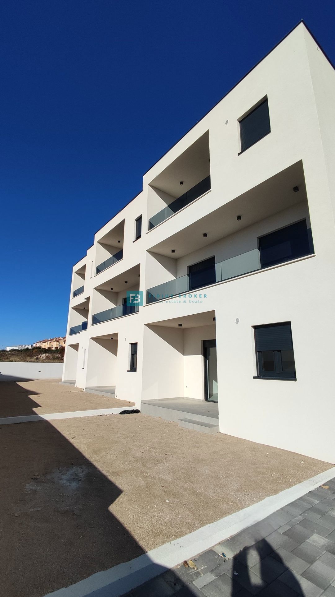 VODICE, novogradnja, dvonadstropno stanovanje, vrt 40 m2, S4