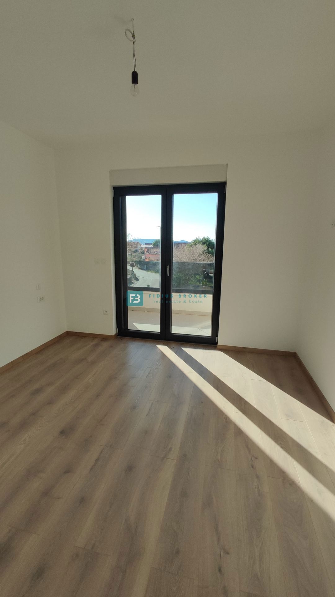 VODICE, novogradnja, dvonadstropno stanovanje, vrt 40 m2, S4
