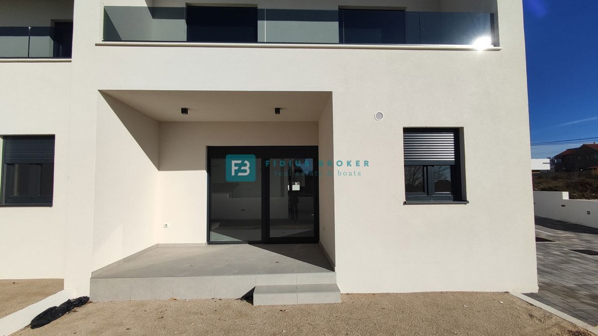 VODICE, novogradnja, dvonadstropno stanovanje, vrt 40 m2, S4