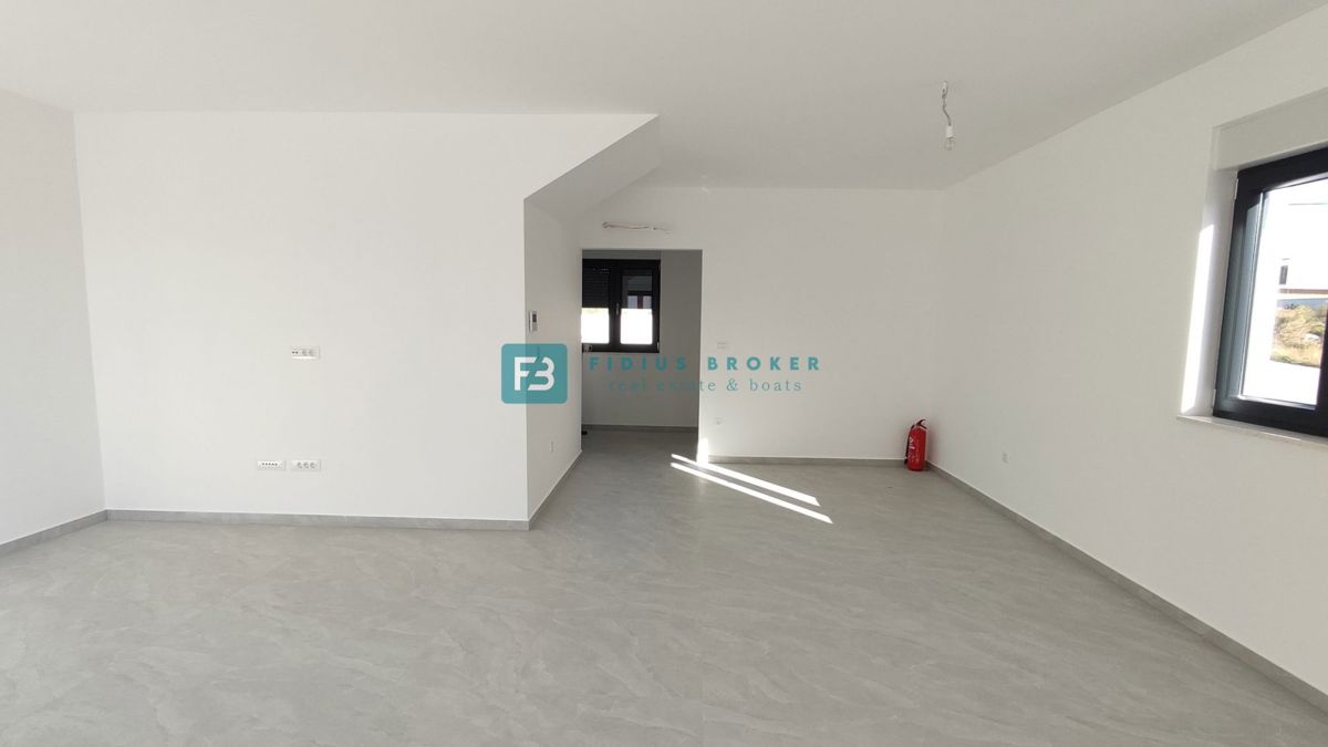 VODICE, novogradnja, dvonadstropno stanovanje, vrt 40 m2, S4