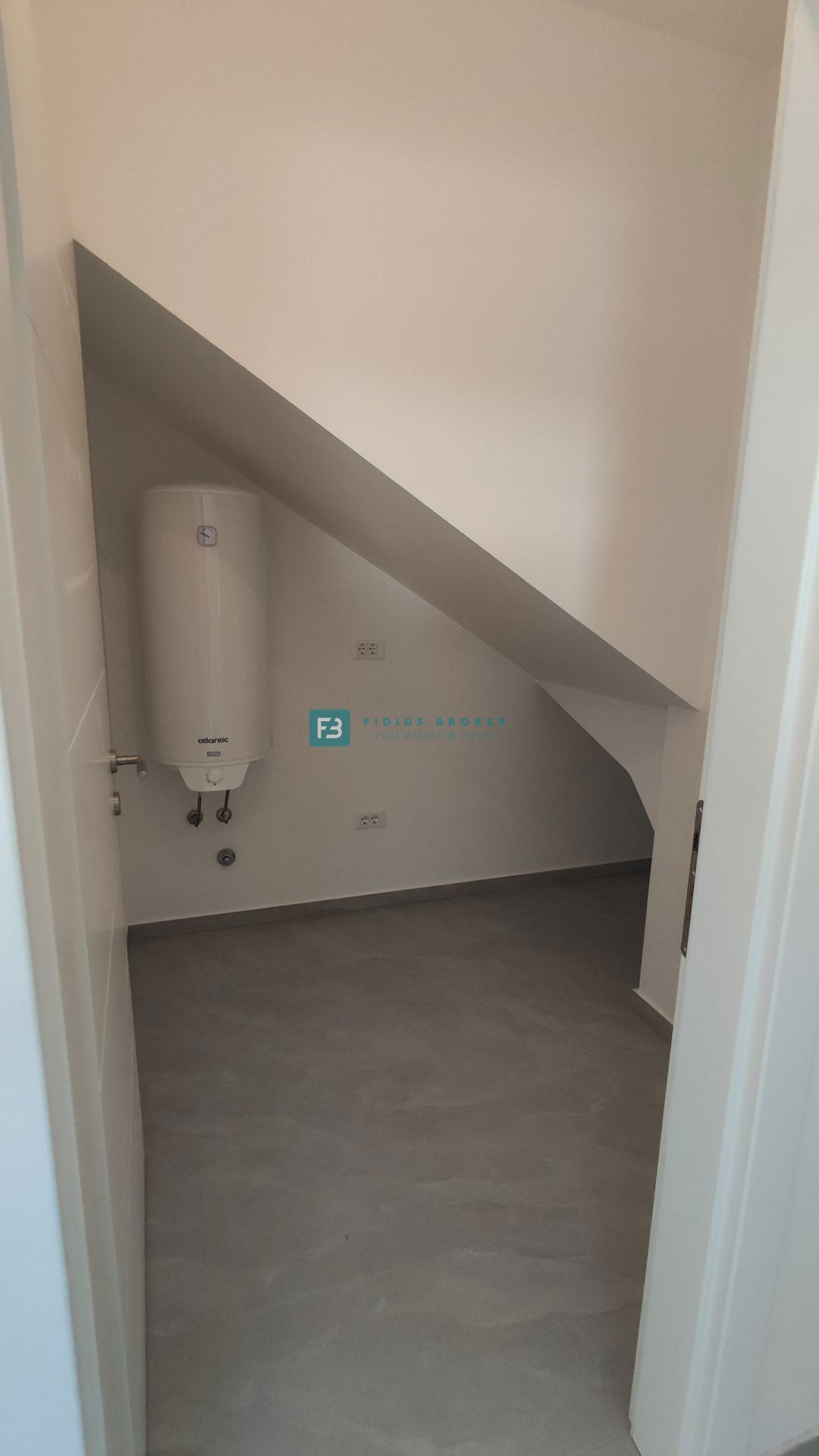 VODICE, novogradnja, dvonadstropno stanovanje, vrt 40 m2, S4