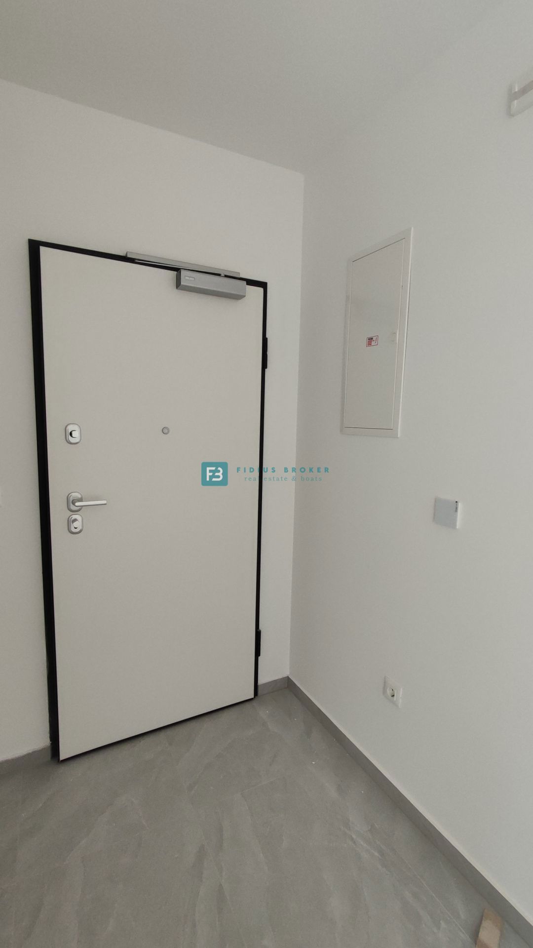VODICE, novogradnja, dvonadstropno stanovanje, vrt 40 m2, S4