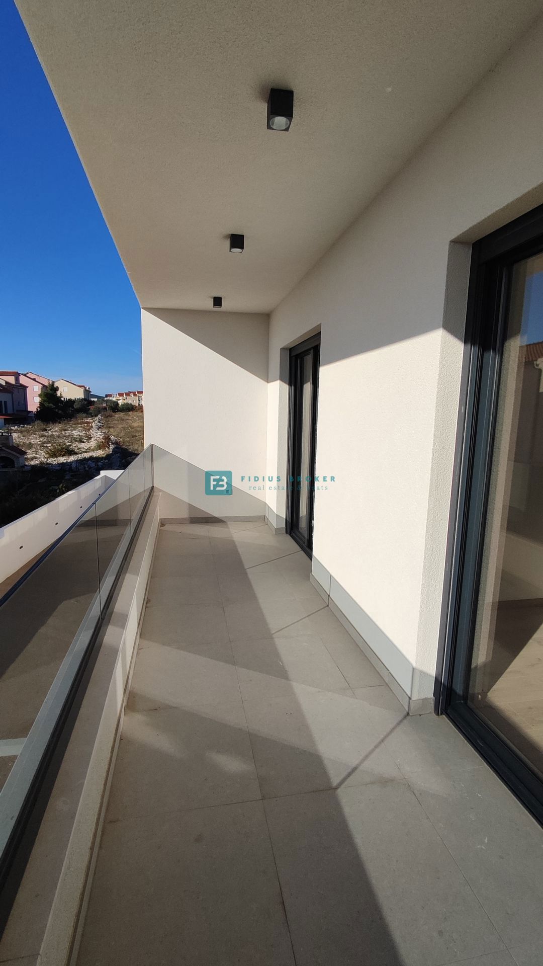 VODICE, novogradnja, dvonadstropno stanovanje, vrt 40 m2, S4