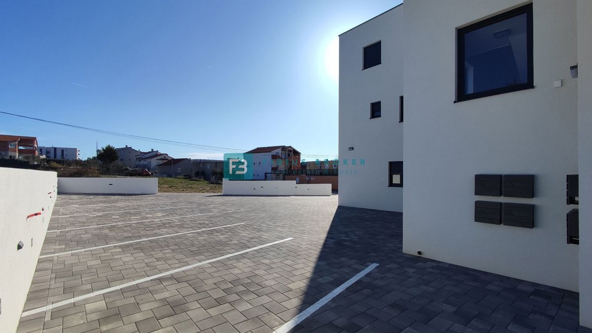 VODICE, novogradnja, dvonadstropno stanovanje, vrt 40 m2, S4