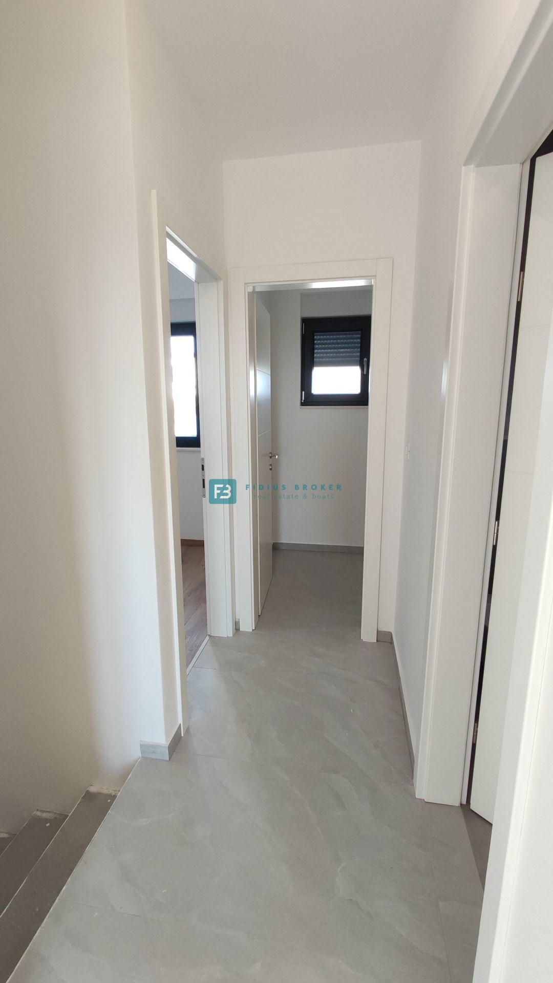 VODICE, novogradnja, dvonadstropno stanovanje, vrt 40 m2, S4