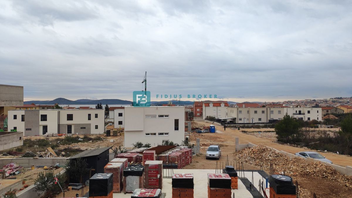 VODICE, novogradnja, 1. nadstropje, 2 spalnici, terasa, shramba