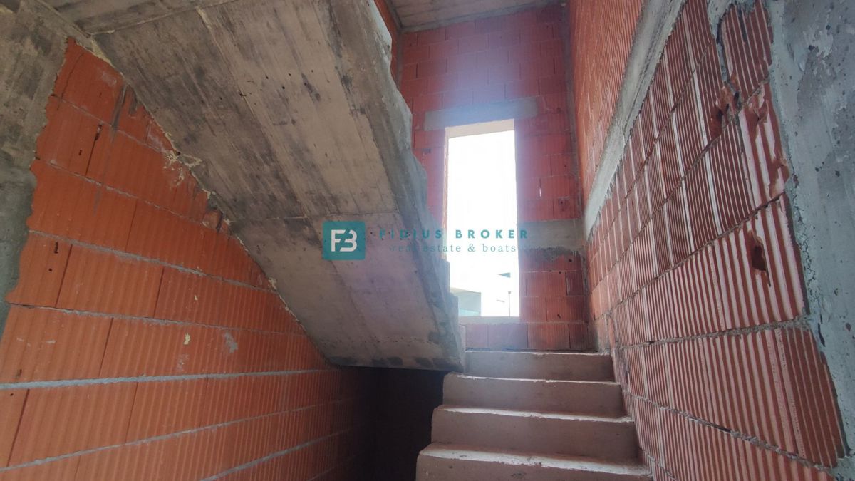 VODICE, novogradnja, 1. nadstropje, 2 spalnici, terasa, shramba