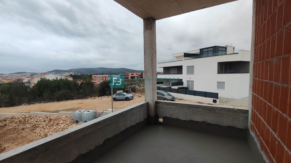 VODICE, novogradnja, 1. nadstropje, 2 spalnici, terasa, shramba