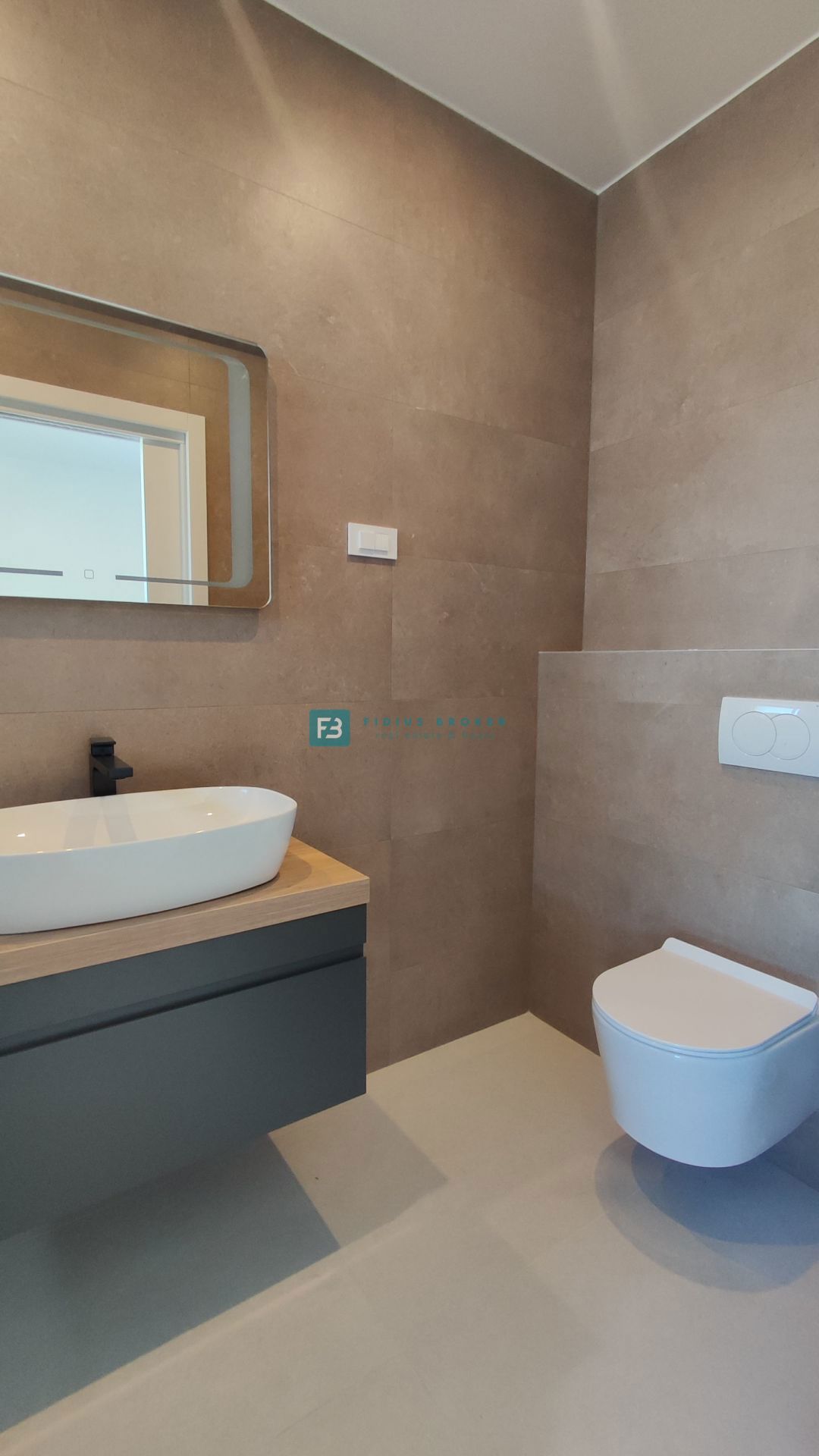 VODICE, novo, dokončano, 350 m od plaže, pogled na morje, 3 spalnice, shramba