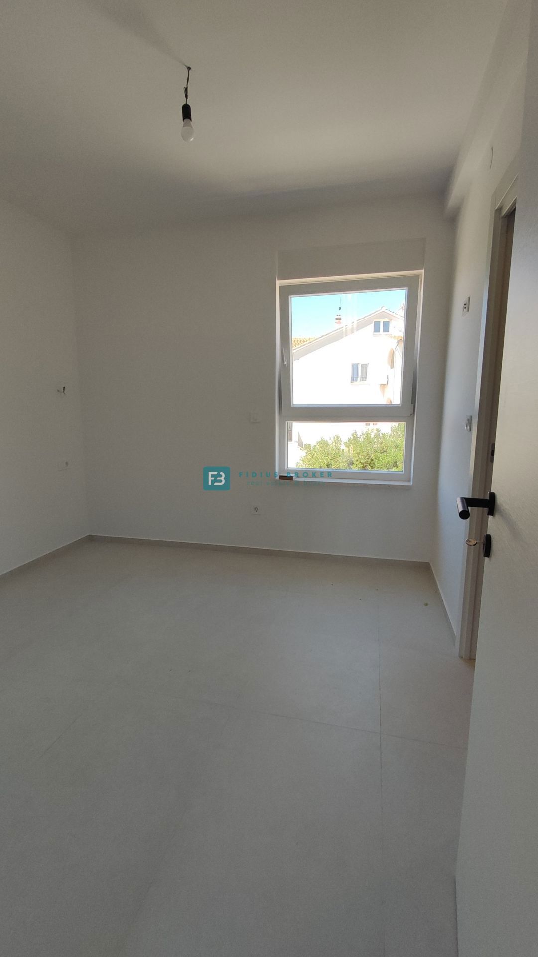 VODICE, novo, dokončano, 350 m od plaže, pogled na morje, 3 spalnice, shramba