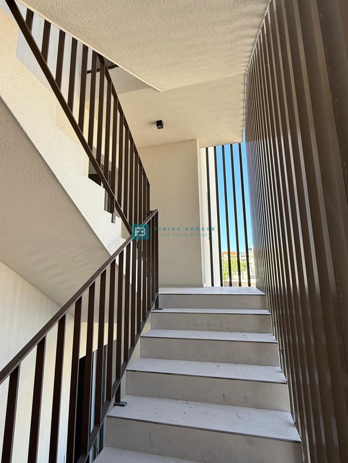 VODICE, novo, dokončano, 350 m od plaže, pogled na morje, 3 spalnice, shramba