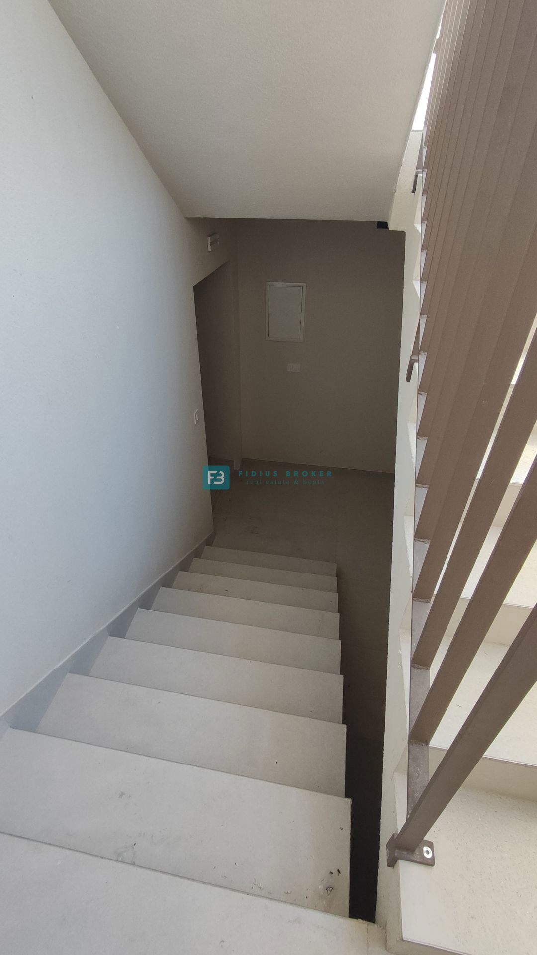 VODICE, novo, dokončano, 350 m od plaže, pogled na morje, 3 spalnice, shramba