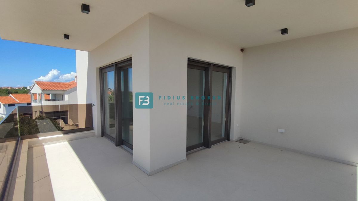 VODICE, novo, dokončano, 350 m od plaže, pogled na morje, 3 spalnice, shramba