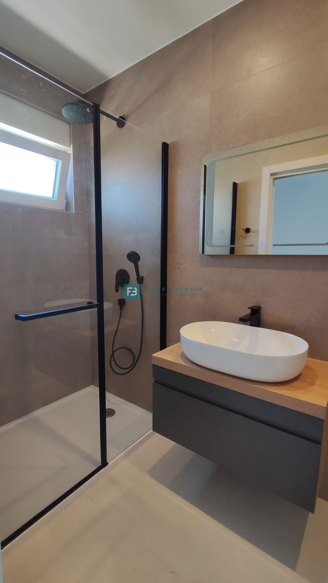 VODICE, novo, dokončano, 350 m od plaže, pogled na morje, 3 spalnice, shramba