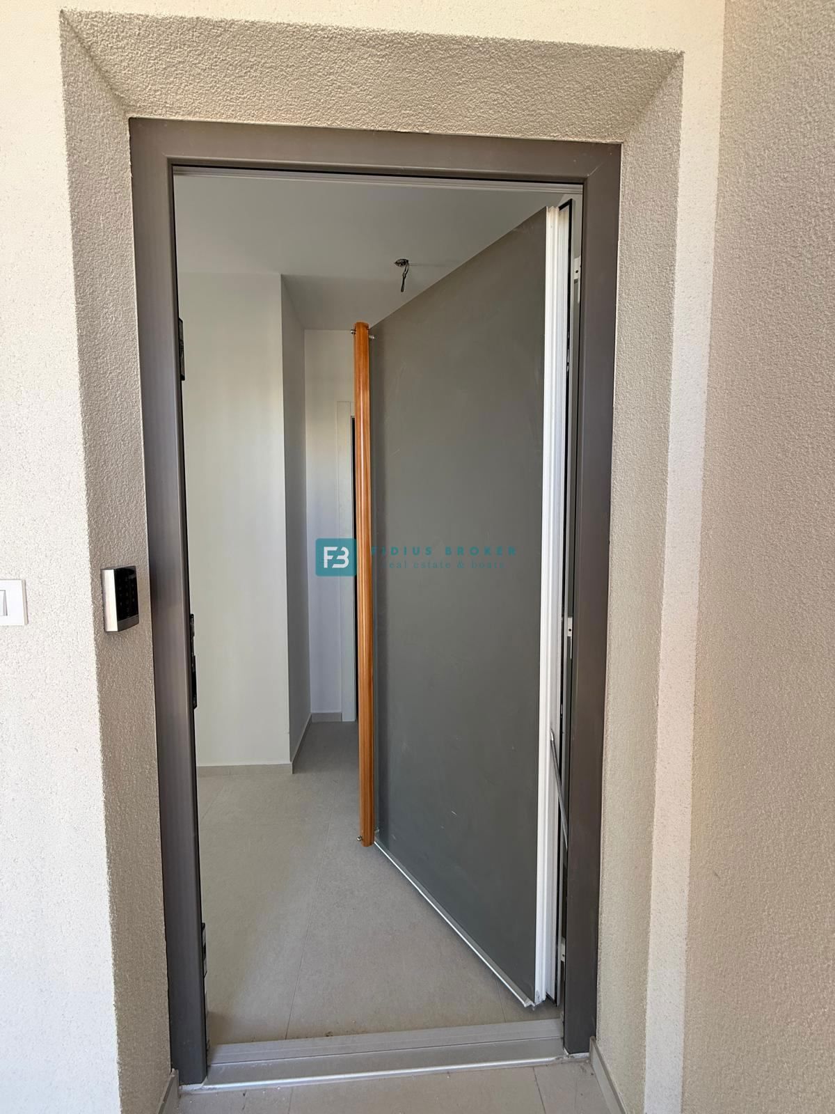 VODICE, novo, dokončano, 350 m od plaže, pogled na morje, 3 spalnice, shramba