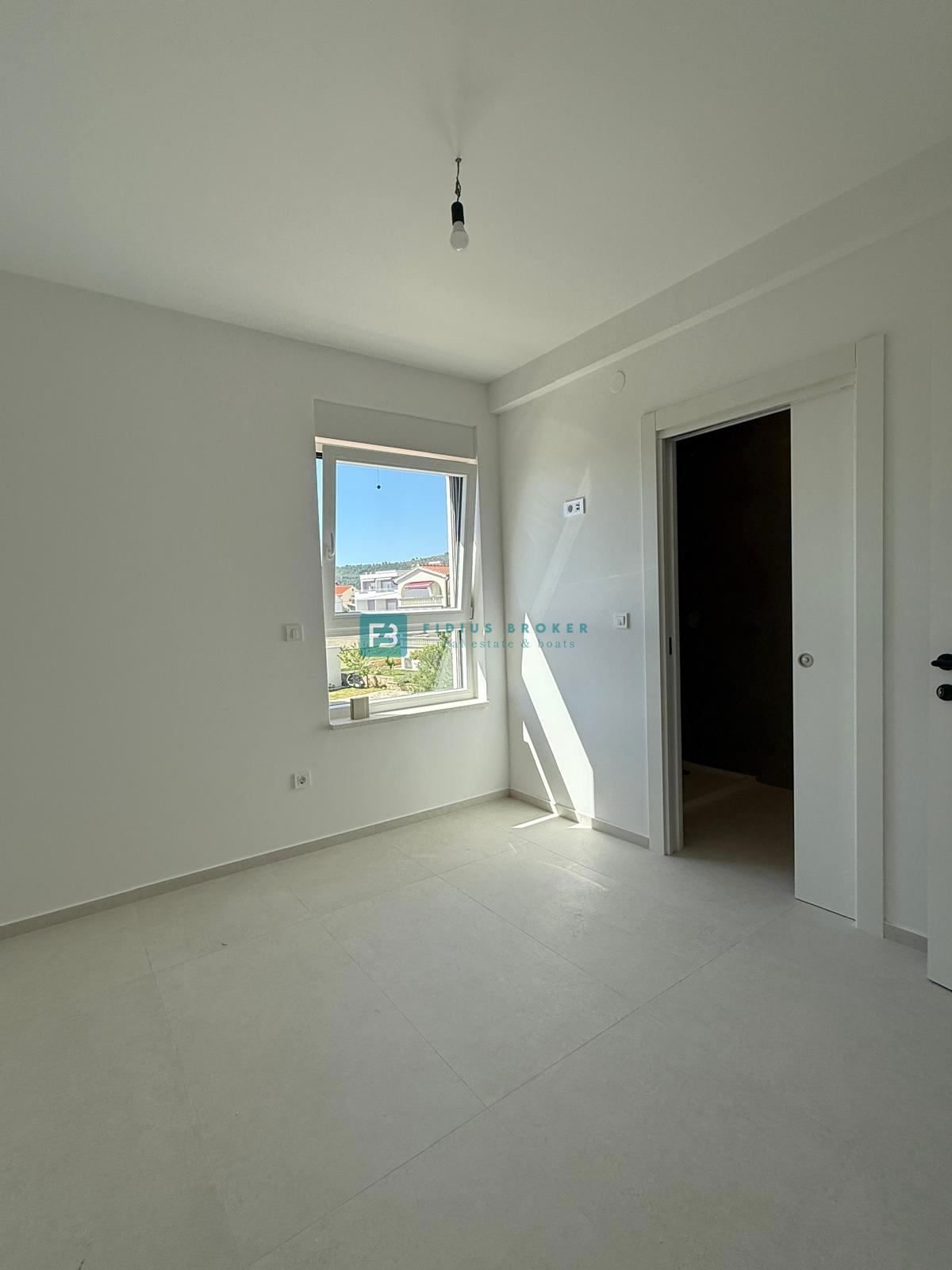 VODICE, novo, dokončano, 350 m od plaže, pogled na morje, 3 spalnice, shramba