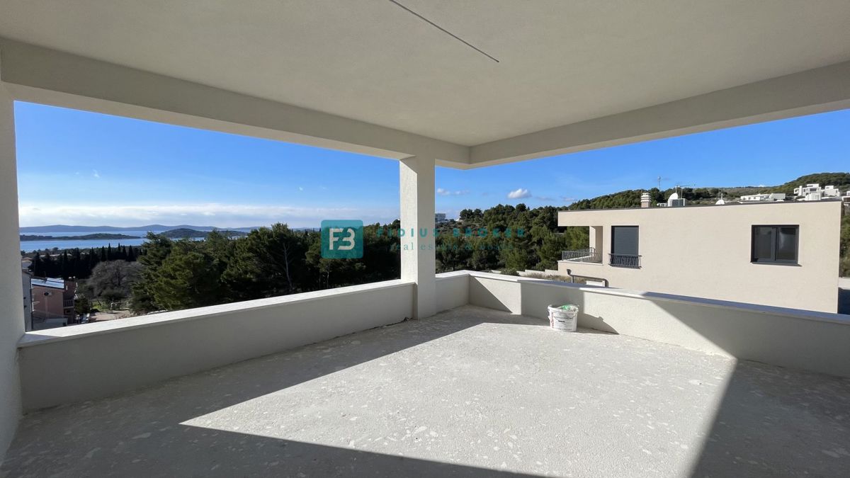 VODICE, novogradnja, 1. nadstropje, pogled na morje, 3 sobe, dvigalo, parkirišče, shramba