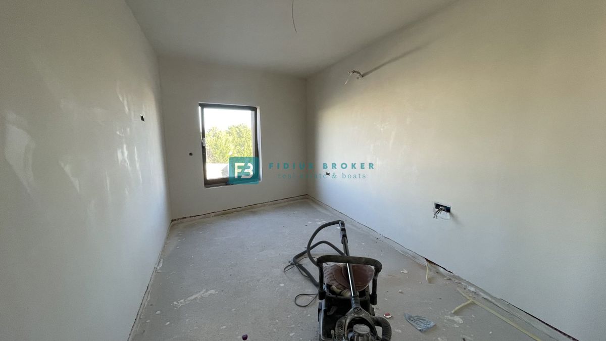 VODICE, novogradnja, 1. nadstropje, pogled na morje, 3 sobe, dvigalo, parkirišče, shramba