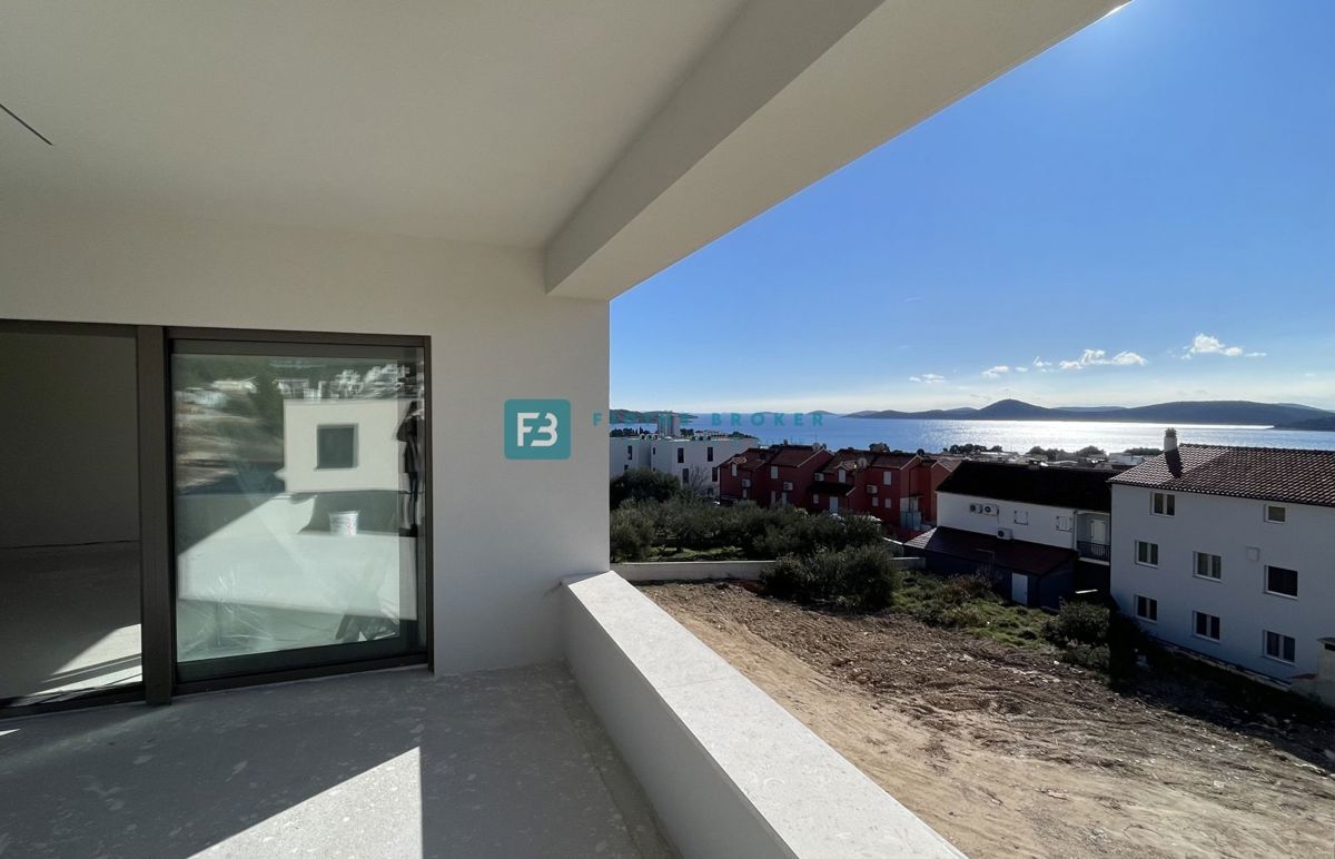 VODICE, novogradnja, 1. nadstropje, pogled na morje, 3 sobe, dvigalo, parkirišče, shramba