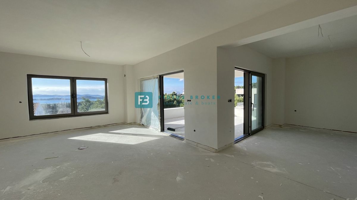 VODICE, novogradnja, 1. nadstropje, pogled na morje, 3 sobe, dvigalo, parkirišče, shramba